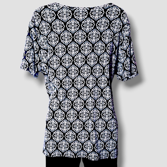 100% Cotton Navy Blue & Ivory Geo Pattern Short Sleeve Top - Picture 5 of 8